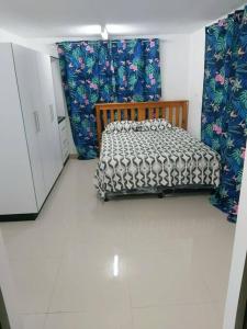1 dormitorio con 1 cama en una habitación en Barrett Accommodation Apartment, en Suva