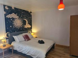 um quarto com uma cama e uma pintura na parede em The Lucid Racon em Inverness mais 3 fotografias