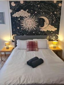 uma cama com um poster preto e branco na parede em The Lucid Racon em Inverness