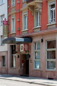 un bâtiment au coin d'une rue dans l'établissement Best Western Plus Monopole Métropole, à Strasbourg