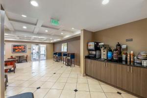 eine Lobby eines Fast-Food-Restaurants mit einer Bar in der Unterkunft Comfort Inn & Suites Orem - Provo in Orem