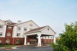 een weergave van de voorkant van een hotel bij Comfort Suites Milwaukee Airport in Oak Creek