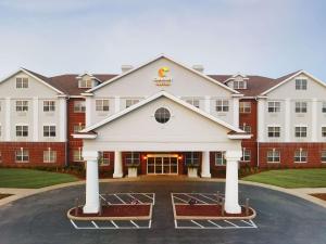 a front view of a hotel with a building at Comfort Suites Milwaukee Airport in Oak Creek