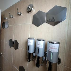 2 cafeteras eléctricas en un baño con ducha en TADASANA HOUSE en Ushuaia