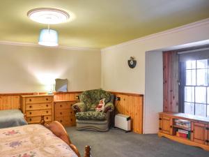 1 dormitorio con 1 cama, 1 silla y 1 ventana en Hallgreen, en Inverbervie