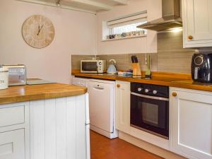 Kuchyň nebo kuchyňský kout v ubytování Penlan Cottage
