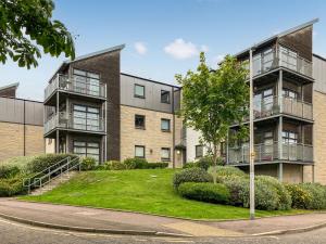 ein Apartmenthaus mit Rasen davor in der Unterkunft Hammerman Holiday Escape in Aberdeen