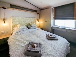 - une chambre avec un grand lit et 2 plateaux dans l'établissement Stonewood Country Lodge, à Kelsall