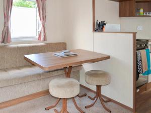 a table and two stools in a small room at Riverview in Dogdyke