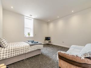 1 Schlafzimmer mit 2 Betten und einem TV in der Unterkunft Number Three - Uk44900 in Brierfield