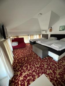 Habitación con 2 camas y alfombra roja. en Residence Mahala, en Sarajevo