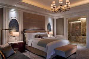 Voodi või voodid majutusasutuse The Ritz-Carlton, Macau toas