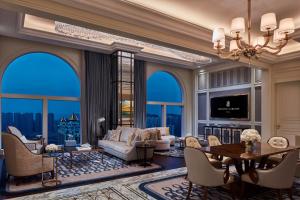uma sala de estar cheia de mobiliário e um lustre em The Ritz-Carlton, Macau em Macau