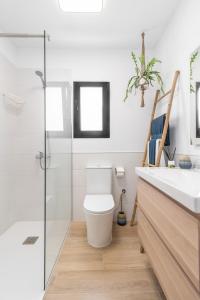 Un baño con inodoro, lavabo y ducha. en Mirador del Atlántico, en Las Palmas de Gran Canaria