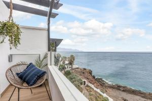 wiklinowe krzesło na balkonie z widokiem na ocean w obiekcie Mirador del Atlántico w mieście Las Palmas de Gran Canaria