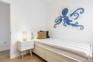 1 dormitorio con 1 cama con pulpo en la pared en Mirador del Atlántico, en Las Palmas de Gran Canaria 24 fotos más