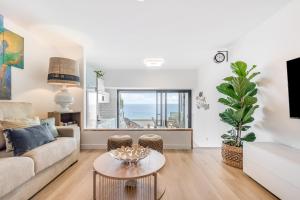 una sala de estar con un sofá y una mesa en Mirador del Atlántico, en Las Palmas de Gran Canaria