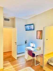 TV a/nebo společenská místnost v ubytování Smart House Rooms Central Luxury + 37 fotografií