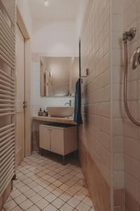 a bathroom with a sink and a mirror and a tub at [Centro] Casa con parcheggio in Ravenna