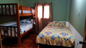 1 Schlafzimmer mit 2 Etagenbetten und 1 Bett in der Unterkunft Alojamiento Same in Volcán Chimborazo