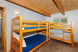een slaapkamer met 2 stapelbedden in een huis bij 129 - Treetop Hideaway in Big Bear Lake