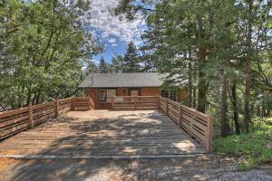 een huis met een houten brug in het bos bij 129 - Treetop Hideaway in Big Bear Lake