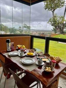 una tavola con cibo sopra con vista su un campo di Flat Eco Resort Praia dos Carneiros @flatcolina a Tamandaré