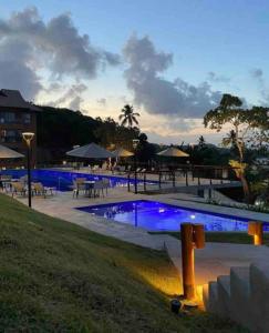 una piscina con luci blu in un resort di Flat Eco Resort Praia dos Carneiros @flatcolina a Tamandaré