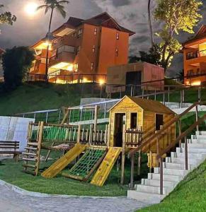 una casa con una scala in legno di fronte a un edificio di Flat Eco Resort Praia dos Carneiros @flatcolina a Tamandaré