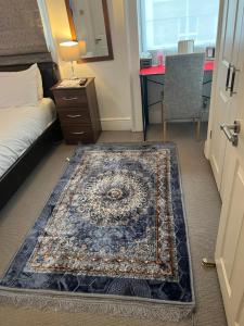 a room with a rug on the floor next to a door at Luxurious 2 bedroom apartment in Central London in London
