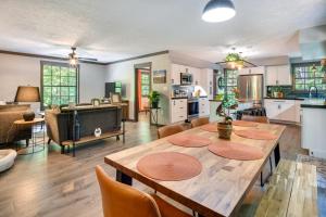 Il comprend une cuisine et un salon avec une grande table en bois. dans l'établissement Mountain Paradise Retreat in Old Fort, NC!, à Marion
