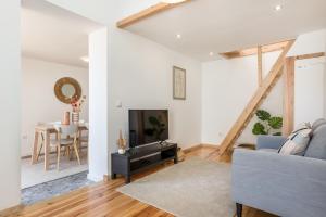uma sala de estar com um sofá e uma lareira em Bento Guest House no Porto