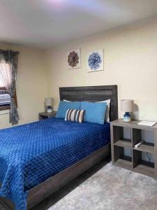 Säng eller sängar i ett rum på Parkway Yellowstone Guest House Apartment #5