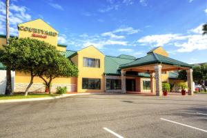 un hotel con un estacionamiento delante de él en Courtyard by Marriott McAllen, en McAllen