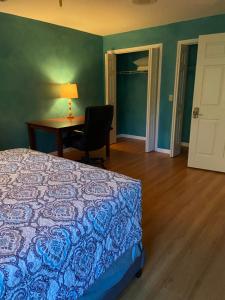1 dormitorio con 1 cama y escritorio con lámpara en Awesome shared Villa 20 minutes from the beach en Melbourne
