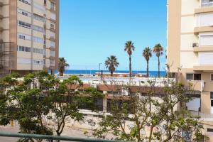 uitzicht op het strand vanaf het balkon van een gebouw bij Yo-House in Costa da Caparica