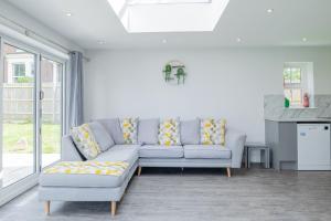 sala de estar con sofá y ventana en The Orchard - Spacious 5 Bed, en Burton upon Trent