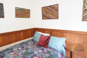 舊金山的住宿－Perfect Location - 4BD,1BA - Restored Redwood Home，一张带两个枕头的床和一张桌子