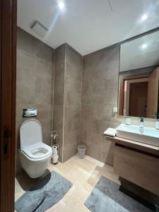 y baño con aseo y lavamanos. en Gorgeous 2 Bedrooms Apartment in Bourgogne, en Casablanca