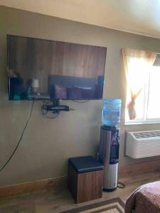 TV i/ili multimedijalni sistem u objektu ParkWay Yellowstone Guest House Room #2
