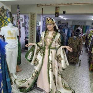 una mujer vestida en una tienda de ropa en Guest House Art Postindoz, en Khiva