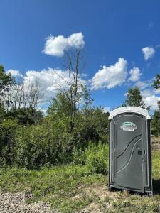 un petit appareil installé au milieu d'un champ dans l'établissement Acres Away, à Penn Yan