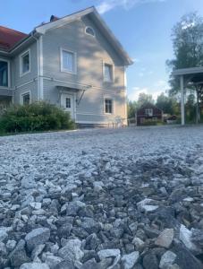 ErikslundにあるGotellの石造りの私道のある家