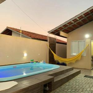 een groot zwembad met een hangmat in een huis bij CASA COM PISCINA GARANHUNS in Garanhuns