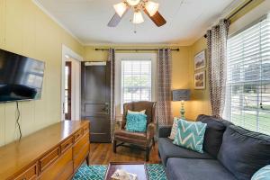 ein Wohnzimmer mit einem Sofa und einem TV in der Unterkunft Charming Abode about 2 Mi to Mississippi State Campus! in Starkville