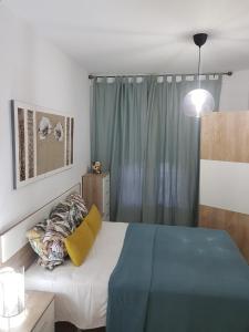 1 dormitorio con 1 cama con manta azul en APARTAMENTo ENCANTADOR, en Lucena