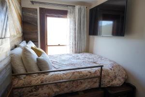 Schlafzimmer mit einem Bett und einem Fenster in der Unterkunft Perfect Location - 4BD,1BA - Restored Redwood Home in San Francisco