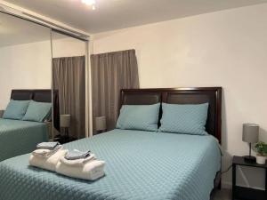 Comfort & Quiet in a central location في إليزابيث سيتي: غرفة نوم بسريرين عليها مناشف