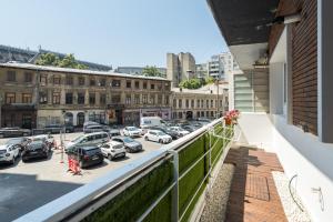 een balkon met auto's op een parkeerplaats bij Sleek Comfort - A Blend of Style and Convenience in Boekarest