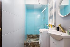 een badkamer met een wastafel en een spiegel bij Sleek Comfort - A Blend of Style and Convenience in Boekarest +19 foto's